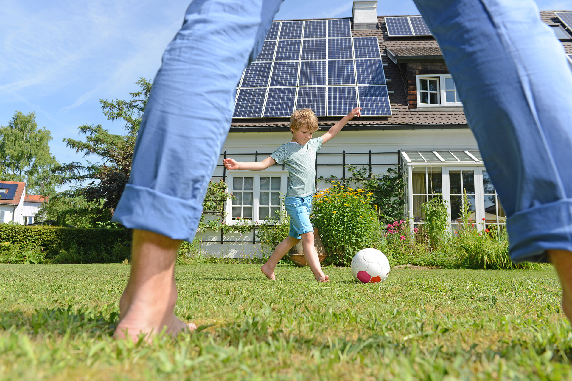 Voetballen in de tuin